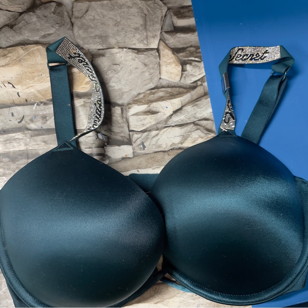 Brand new with tags victoria secrets bombshell bra 34D. Never worn